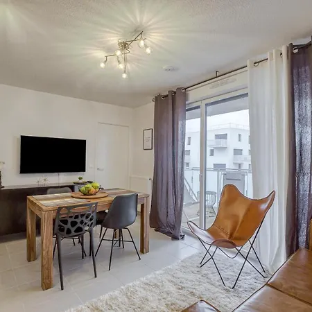 Voltaire Apartment *